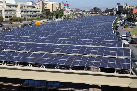 لبنانيون يتجهون إلى الطاقة البديلة وسط انقطاع الكهرباء