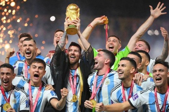 كأس المونديال يصل الأرجنتين.. استقبال حاشد لأبطال العالم