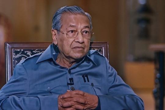 يبلغ من العمر 97 عاما.. رئيس ماليزيا السابق مهاتير محمد يسعى للفوز بالانتخابات القادمة