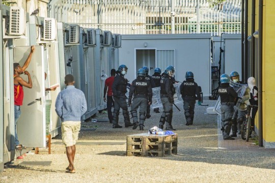هل يتم إجبار المهاجرين التونسيين بمراكز إيواء إيطالية على تناول مواد مخدّرة للسيطرة عليهم؟