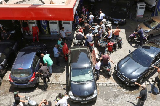 نزاع على الوقود يثير صداما طائفيا في جنوب لبنان