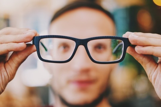 يصل سعرها إلى أكثر من 480 دولارا.. نظارات ذكية تساعد الصمّ على قراءة المحادثات التي تجري حولهم