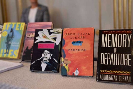 الروائي التنزاني عبد الرزاق غورنا يفوز بجائزة نوبل للآداب