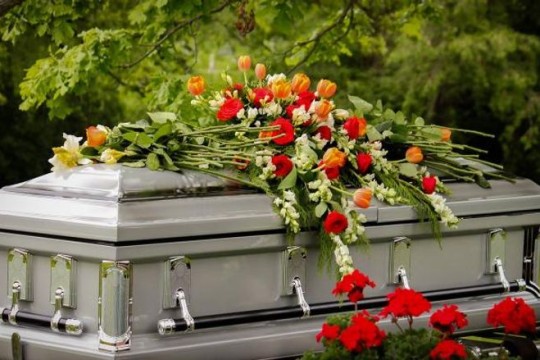 الورد والجنازات.. كيف ارتبطت الزهور بأجساد الموتى عبر التاريخ؟