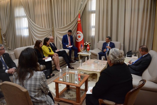 خلال زيارته وزير الداخلية .. وفد أمريكي يؤكد دعم الولايات المتحدة للشعب التونسي  .